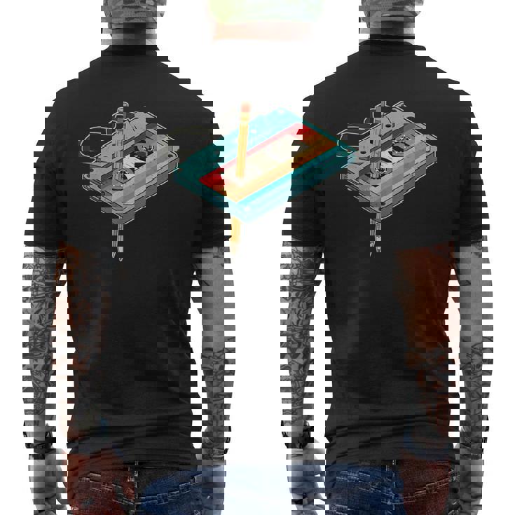 レトロ カセット テープ ペンシル 80 年代 90 年代の音楽ミックステープの振り返り メンズTシャツ バックプリント