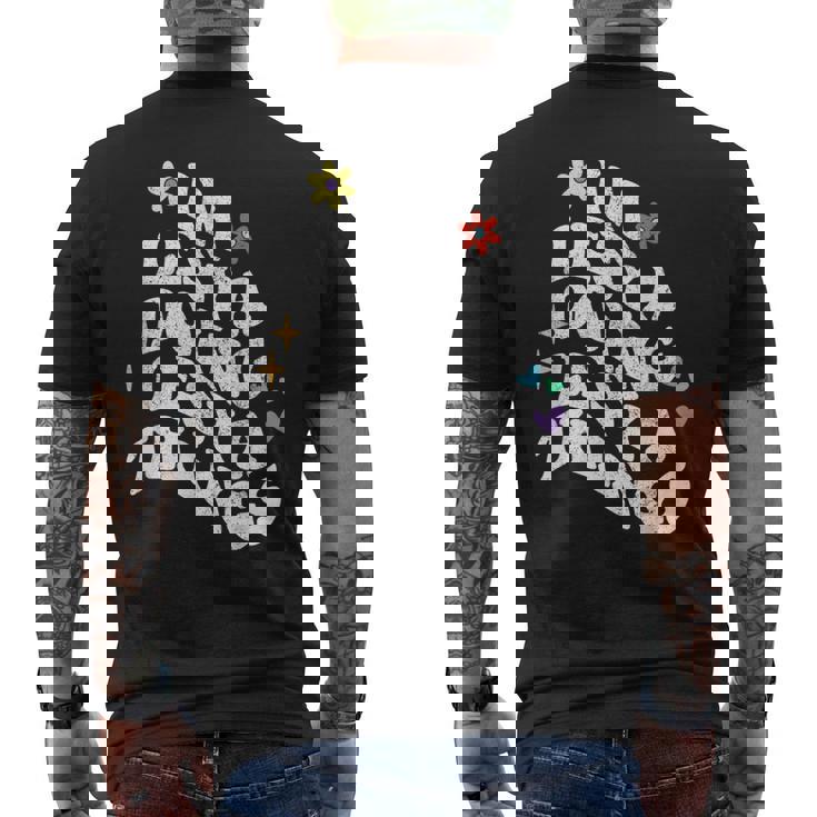 レトロ グルーヴィーなイム レシア Doing Lesya Things おかしな母の日 メンズTシャツ バックプリント