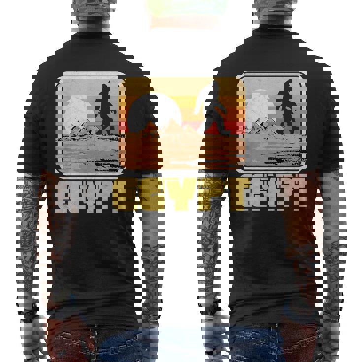 レトロ ビッグフット & ピラミッド エジプト サスカッチ グラフィック メンズTシャツ バックプリント