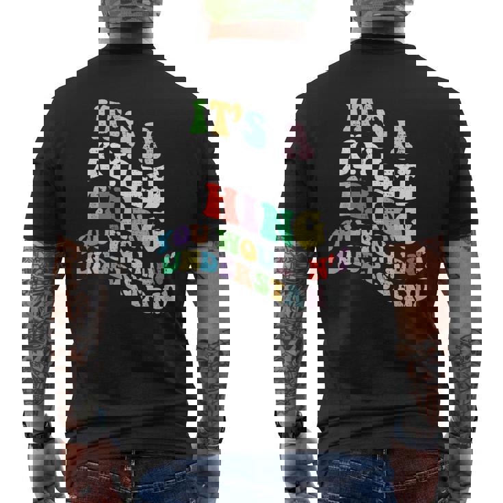 レトロでグルーヴィーなのはカイリーが理解できないもの メンズTシャツ バックプリント