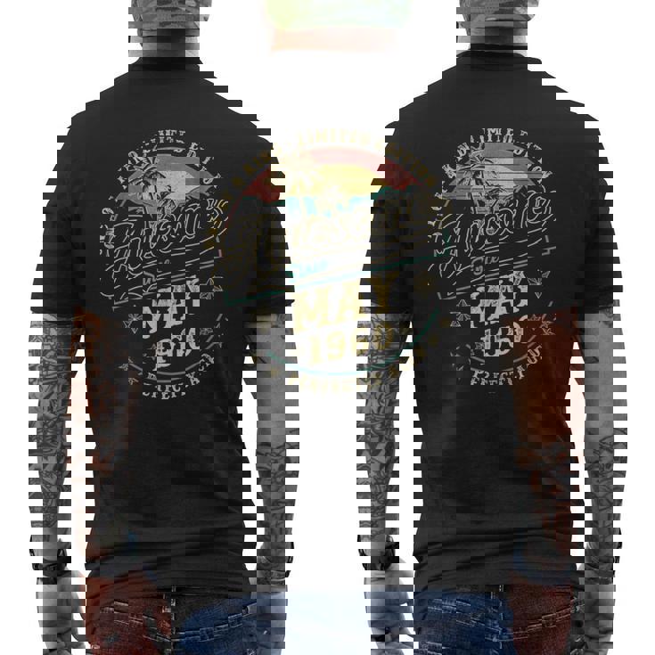 レトロな65歳の男性向け誕生日プレゼント。1960年5月、65歳。 メンズTシャツ バックプリント