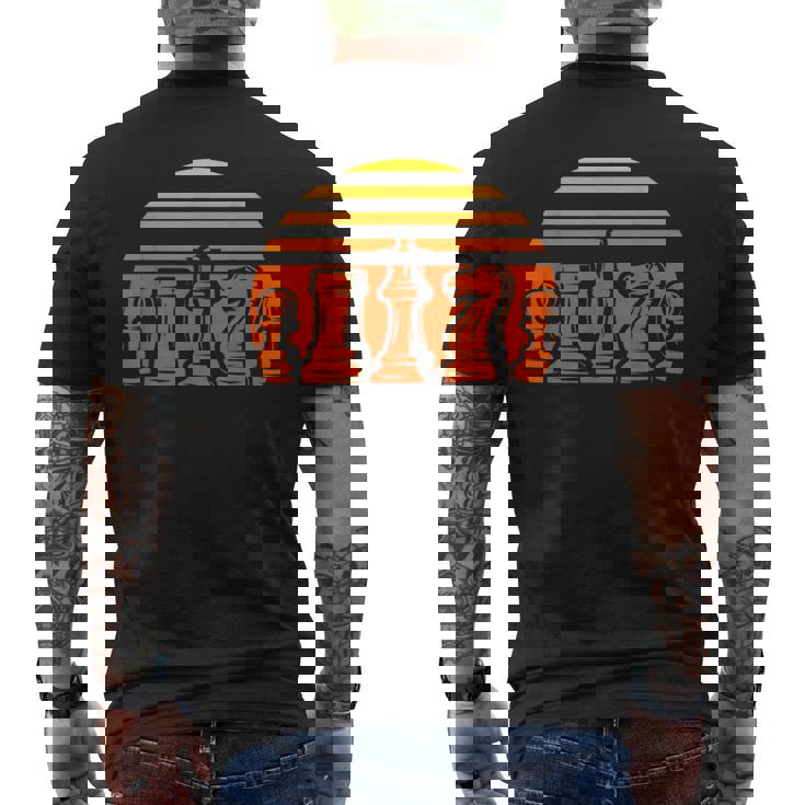 レトロなチェス駒 ヴィンテージ チェックメイト グランドマスター プレーヤー メンズTシャツ バックプリント