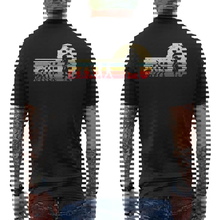 レトロなヴィンテージ チェロラバー 人間の進化 チェロ。 メンズTシャツ バックプリント