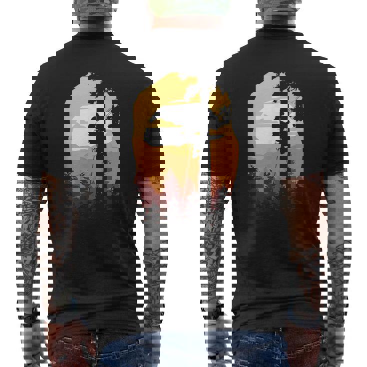 レトロサンセットツリークライマーアーボリスト。 メンズTシャツ バックプリント