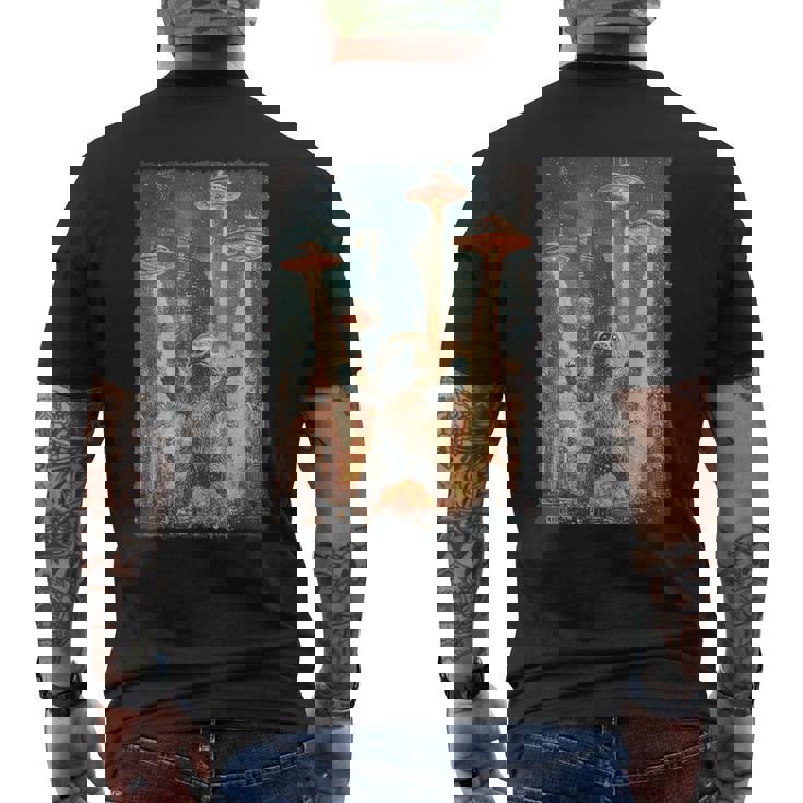 レトロ日本アニメ怪獣モンスターナマケモノセルフィー東京ufo メンズTシャツ バックプリント