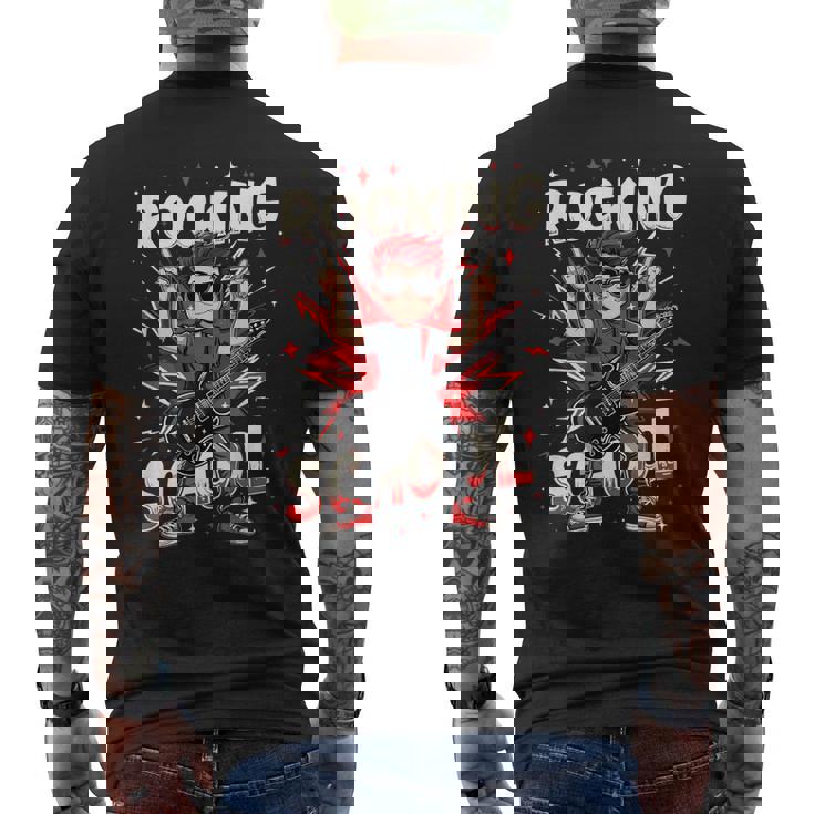 ロッキング・100デイズ・オブ・スクール・ファニー・ギター・キッズ メンズTシャツ バックプリント