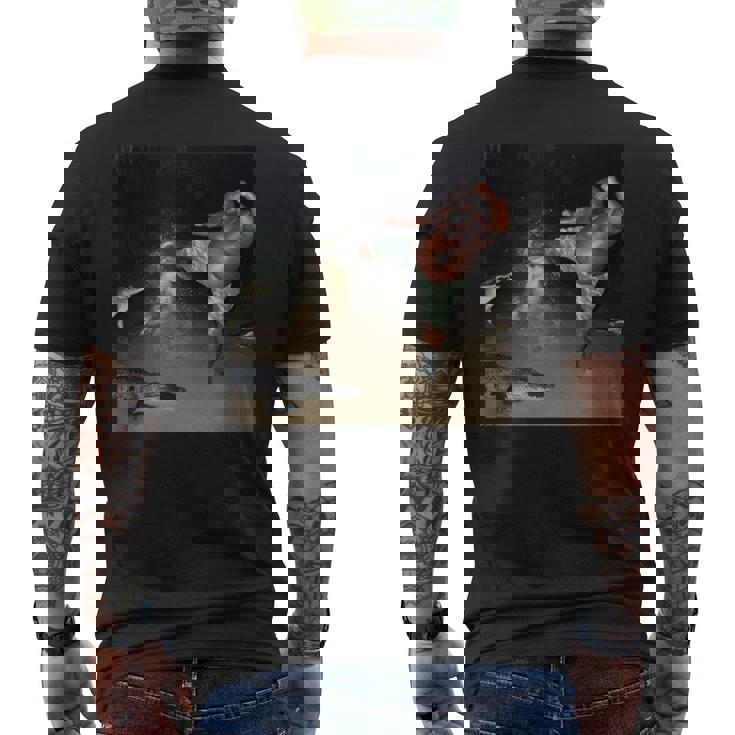 ワニを蹴る男 メンズTシャツ バックプリント