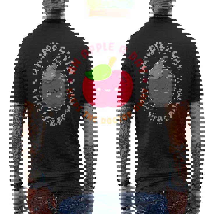 一日のリンゴは医者を遠ざけます メンズTシャツ バックプリント