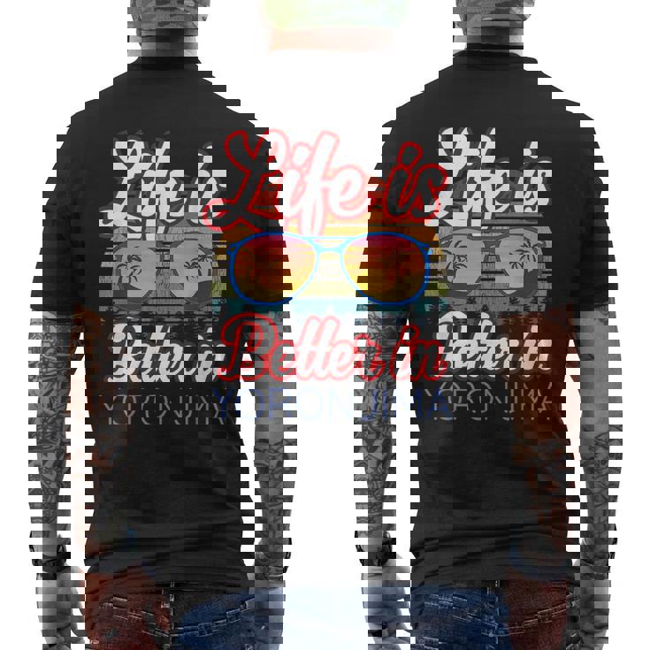 与論島おみやげ 与論島ビーチリゾートでの生活はもっといい メンズTシャツ バックプリント