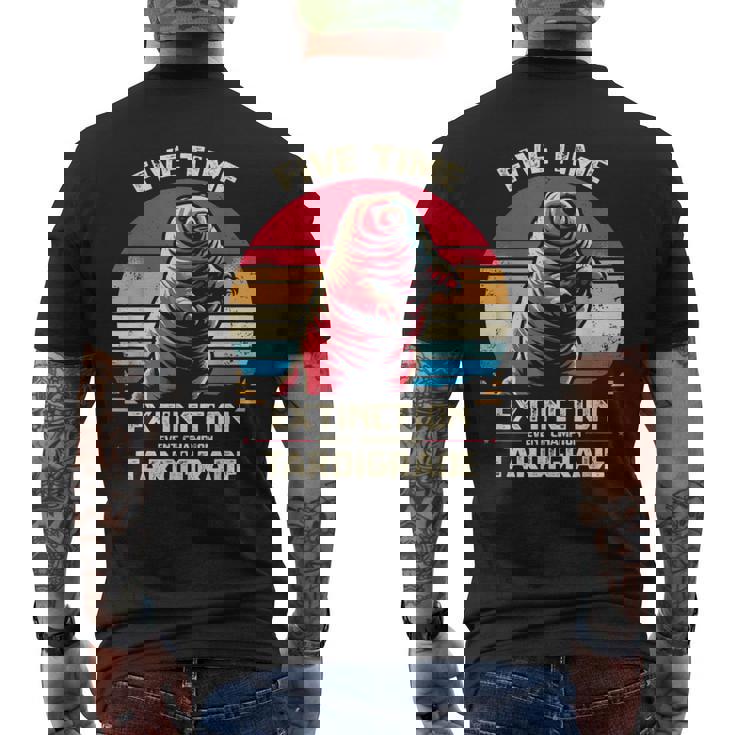 五度絶滅イベントチャンピオン クマムシ生物学者 メンズTシャツ バックプリント