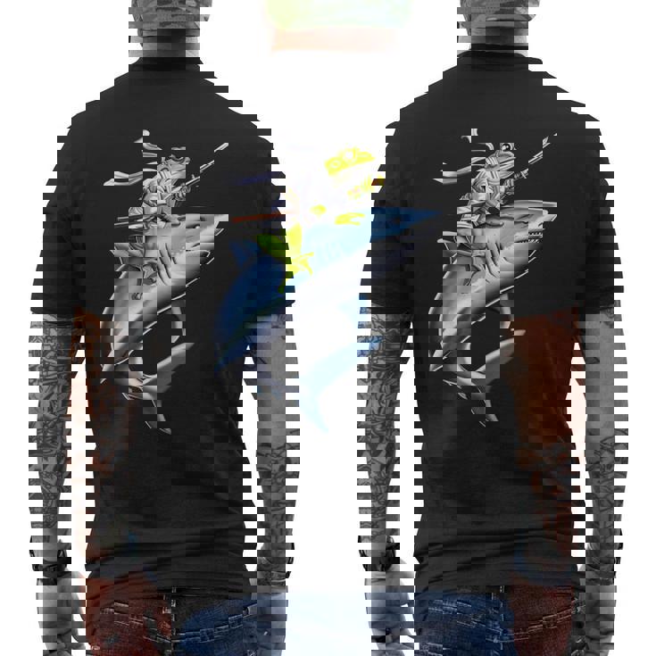 侍ニンジャカエルがサメに乗る日本の戦士面白い メンズTシャツ バックプリント