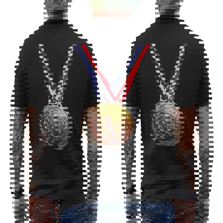 優勝者の学校チームとチャンピオンのための金メダル。 メンズTシャツ バックプリント