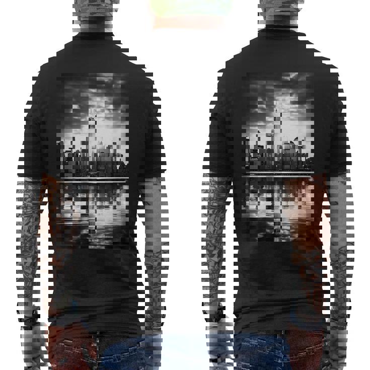 反射写真付き都市のモノクロ写真 メンズTシャツ バックプリント