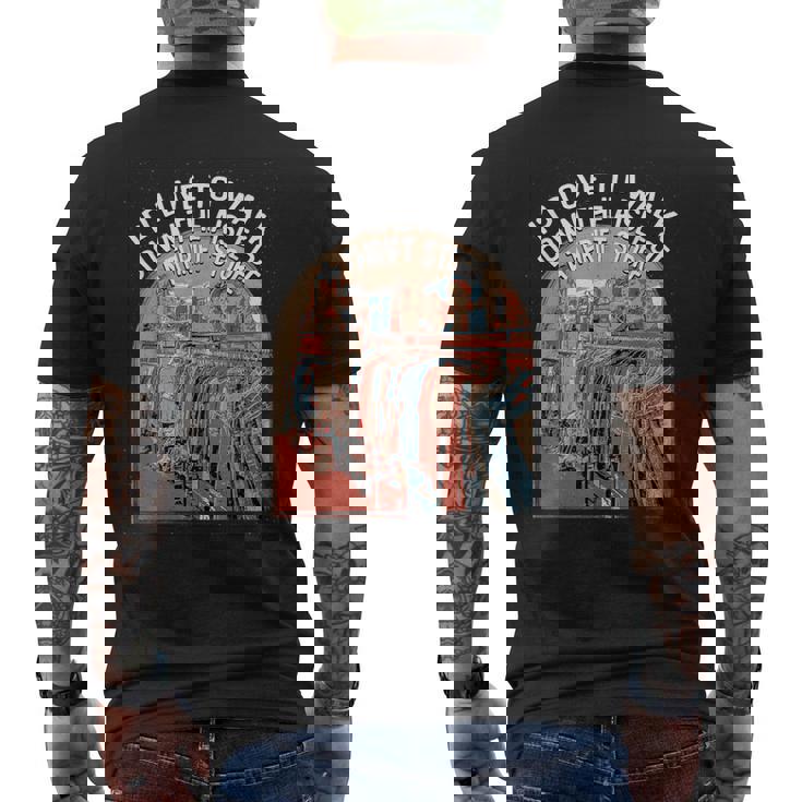 古着屋の通路を歩く面白い古着愛好家 メンズTシャツ バックプリント