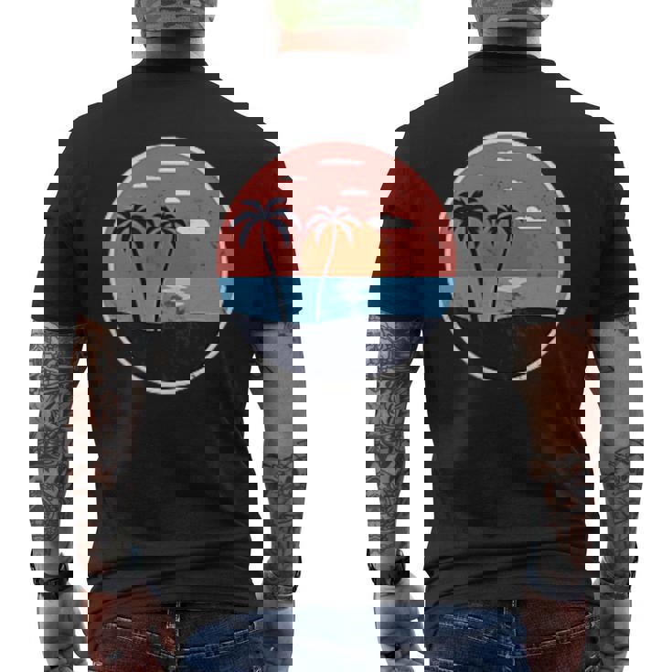 夏のビーチパームグラフィックポケットパッチバッジアイコンミニマリスト。 メンズTシャツ バックプリント