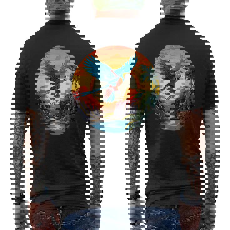 夕日の美しいコンゴウインコ、スカーレットコンゴウインコ メンズTシャツ バックプリント