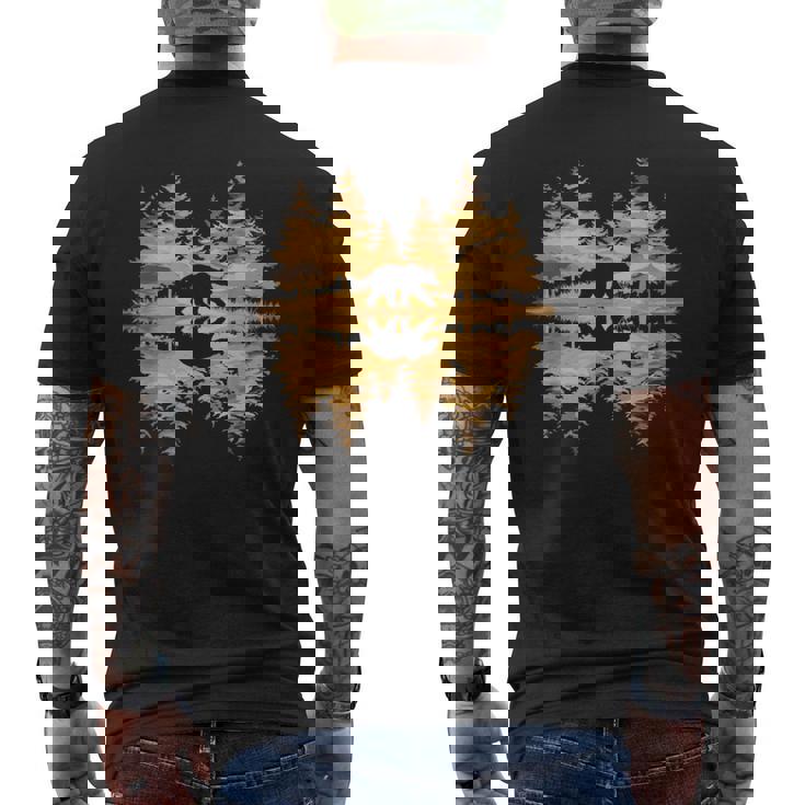 夕暮れのクマと森 自然愛好家 メンズTシャツ バックプリント