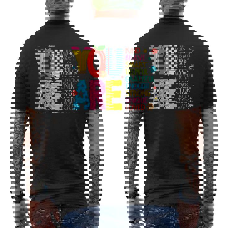 学校の初日に、あなたは素敵で、勇敢で、インスピレーションを与える先生です。 メンズTシャツ バックプリント