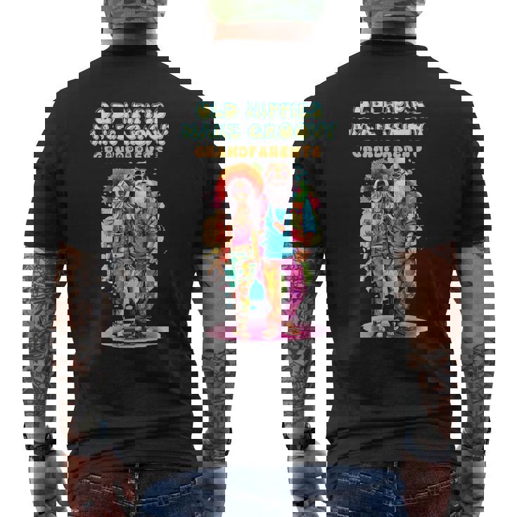 年老いたヒッピーがグルーヴィーな祖父母を作る メンズTシャツ バックプリント