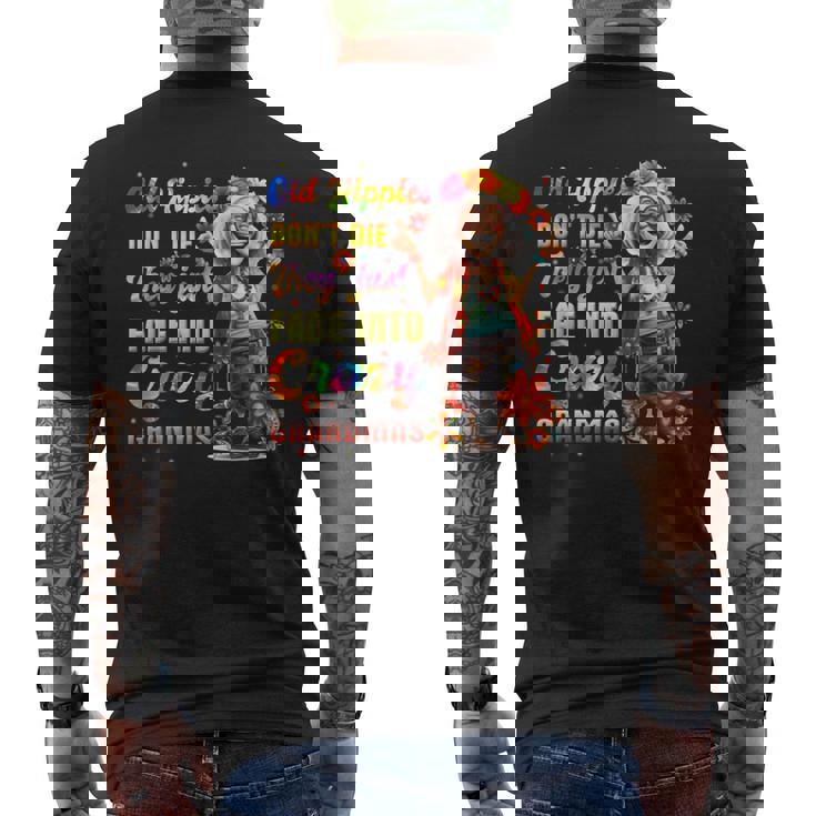 年老いたヒッピーは死なない、ただ狂ったおばあちゃんに消えていくだけ メンズTシャツ バックプリント