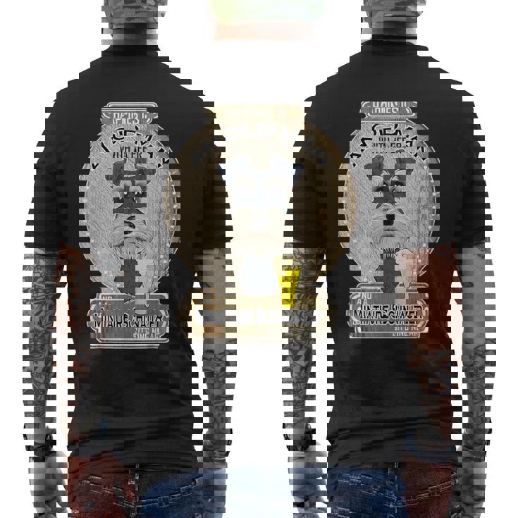 幸せはビールを持った老人にある ミニチュア・シュナウザー メンズTシャツ バックプリント