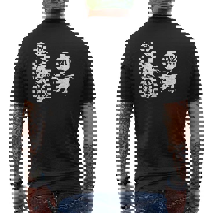 座って歩く 車いす ユーモア ジョーク 障害者 車いす メンズTシャツ バックプリント