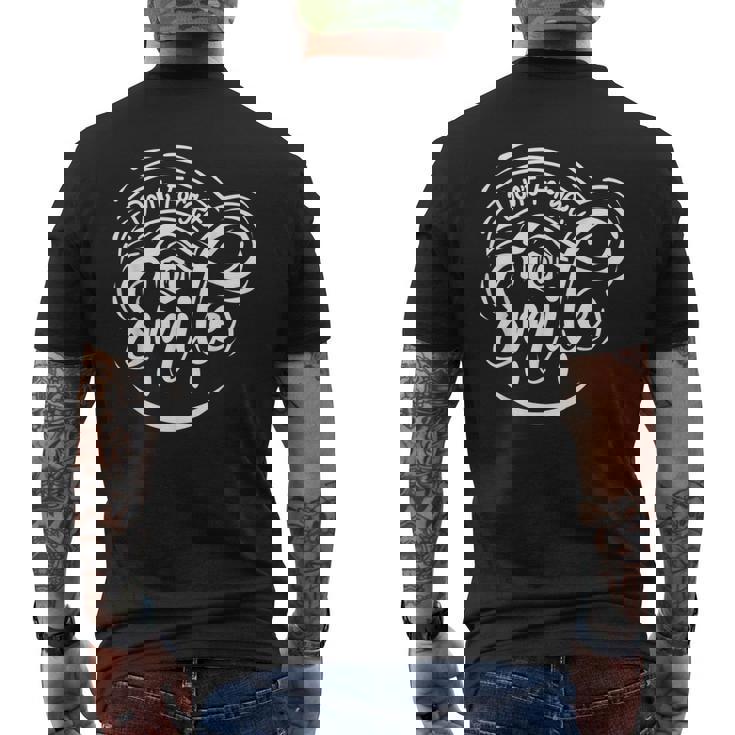 微笑むことを忘れないでください メンズTシャツ バックプリント