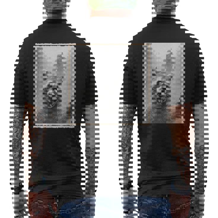 怖いアライグマのセルフィーとビッグフット&面白いサスカッチ。 メンズTシャツ バックプリント