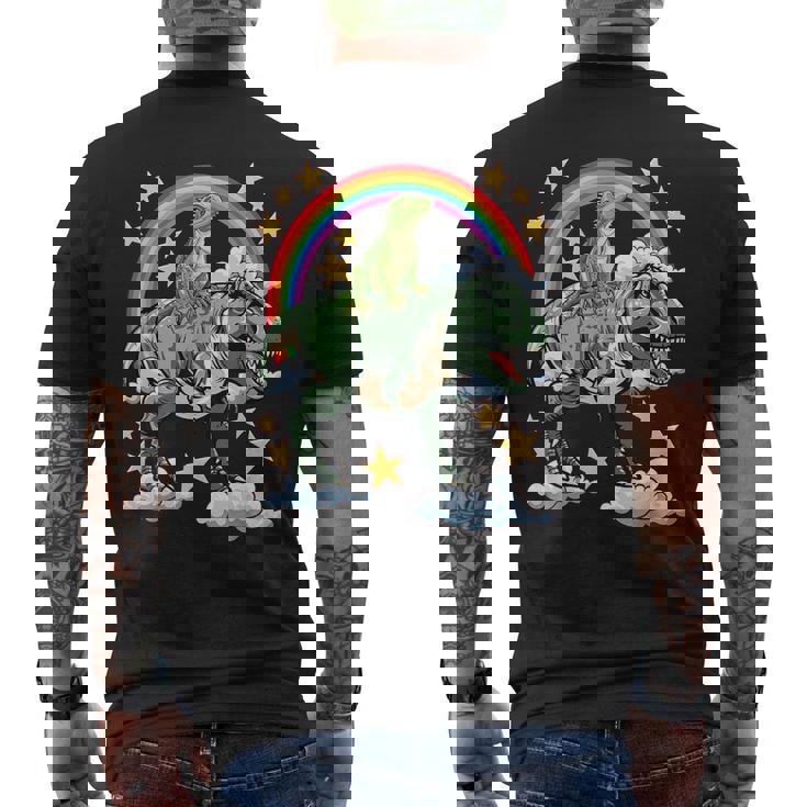 恐竜恐竜に乗る緑のイグアナ メンズTシャツ バックプリント