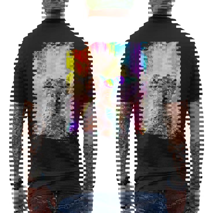 愛のハートのメガネをかけているレインボーコアラ メンズTシャツ バックプリント