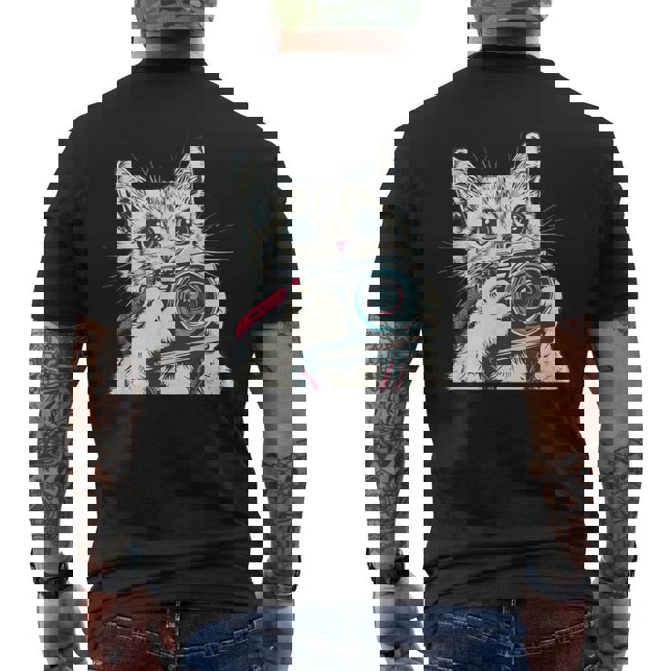 旅行や写真を撮るのに最適なカメラ猫。 メンズTシャツ バックプリント