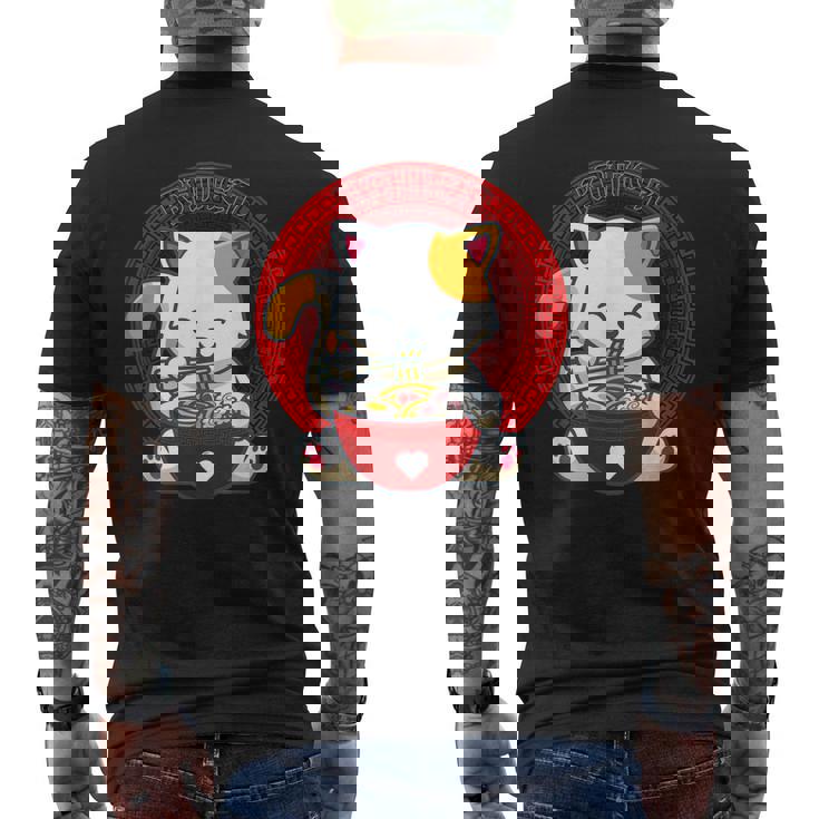 日本のカワイイ アニメ 猫 麺丼 猫 ラーメンを食べる メンズTシャツ バックプリント