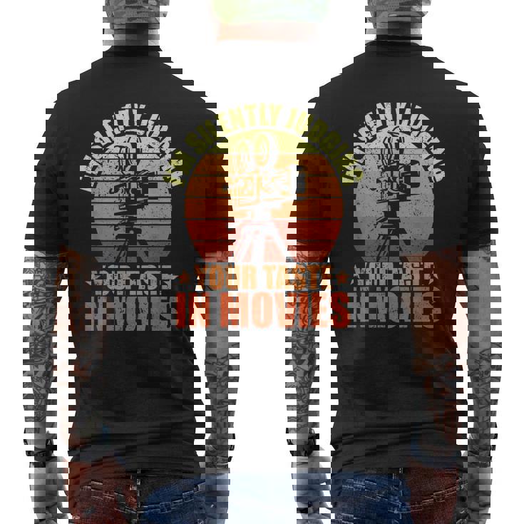 映画で味を判断する 映画ファン 映画 シネマ メンズTシャツ バックプリント