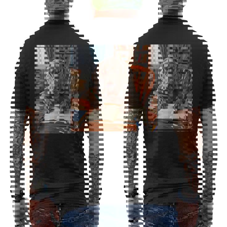 書斎でワイマラナー犬を書く詩 3 メンズTシャツ バックプリント