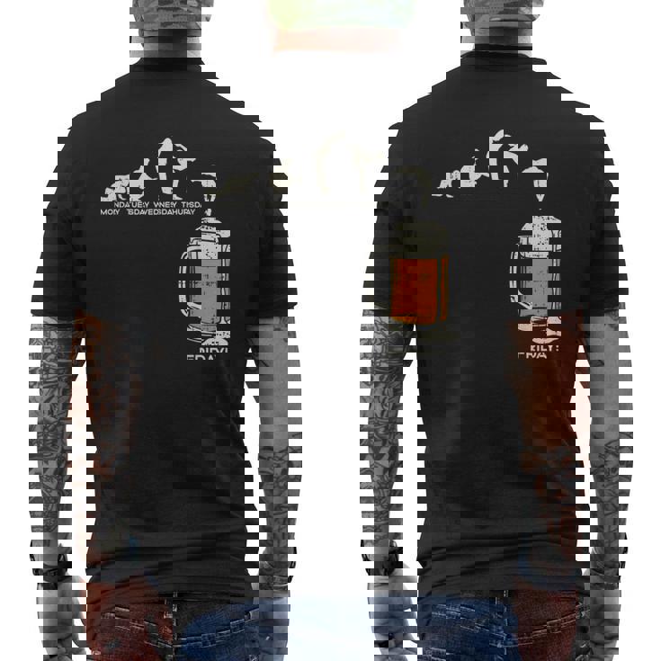 月曜日から金曜日のビールのおかしい仕事の週の飲むチームのギフトへの月曜日 メンズTシャツ バックプリント