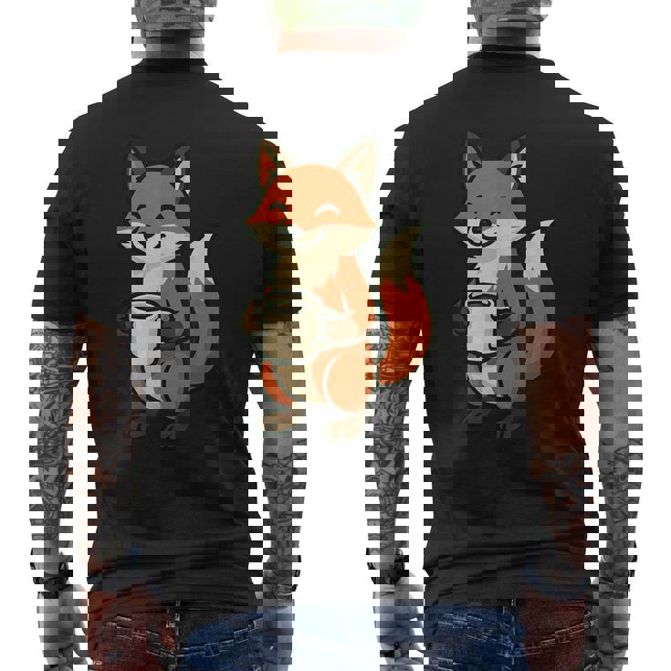 朝のコーヒーを楽しむ居心地の良いキツネ。 メンズTシャツ バックプリント