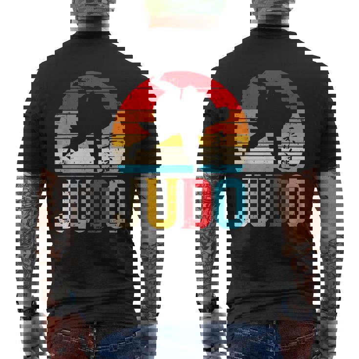 柔道投げ レトロ 日本の格闘技 柔道家 ファイター ギフト メンズTシャツ バックプリント