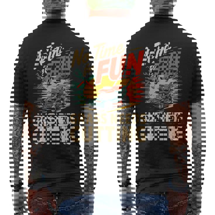 楽しい草刈りの必要がない 面白い芝刈り メンズTシャツ バックプリント