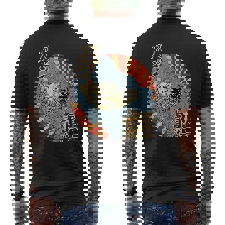 波を介して鯉に乗るパグ日本のヴィンテージ画 メンズTシャツ バックプリント