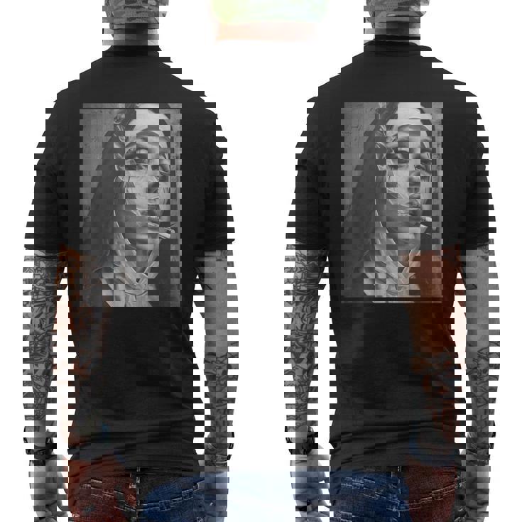 熱い修道女がタバコを吸う、反抗的な修道女 メンズTシャツ バックプリント