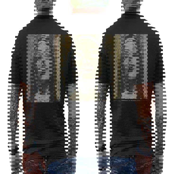 熱い尼僧がタバコを吸う、反抗的な尼僧 メンズTシャツ バックプリント