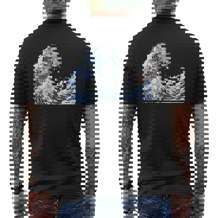 猫がサーフィンをする神奈川の大波 面白い猫の波 かわいい猫、猫好き、かわいい猫 メンズTシャツ バックプリント