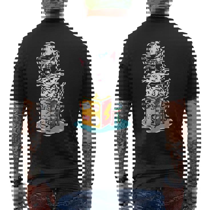 猫が奏でるカホン楽器 メンズTシャツ バックプリント