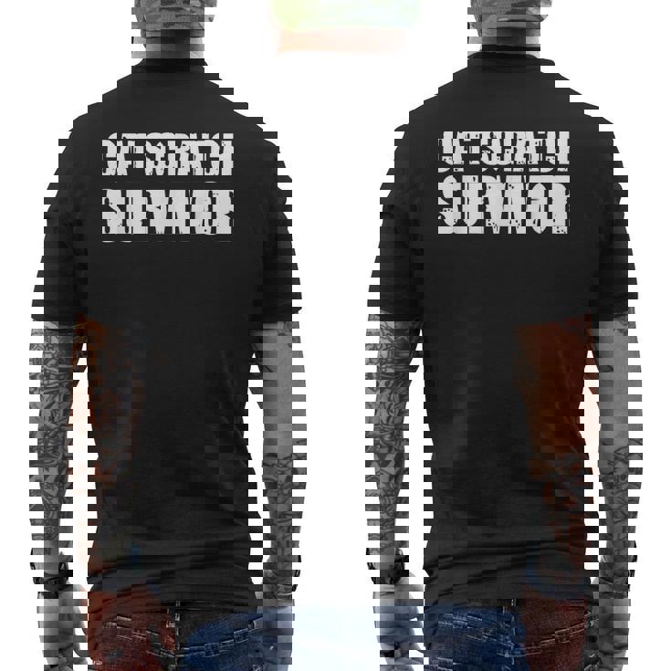 猫のひっかき傷から生き残った私は猫のひっかき傷から生き残りました メンズTシャツ バックプリント