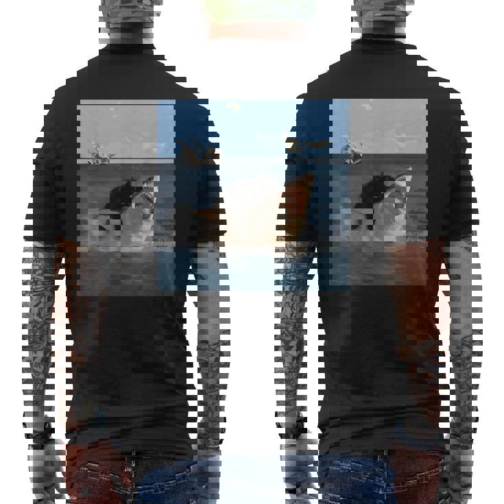 猫を噛むサメの面白いアートと猫好きの面白い猫とサメ。 メンズTシャツ バックプリント