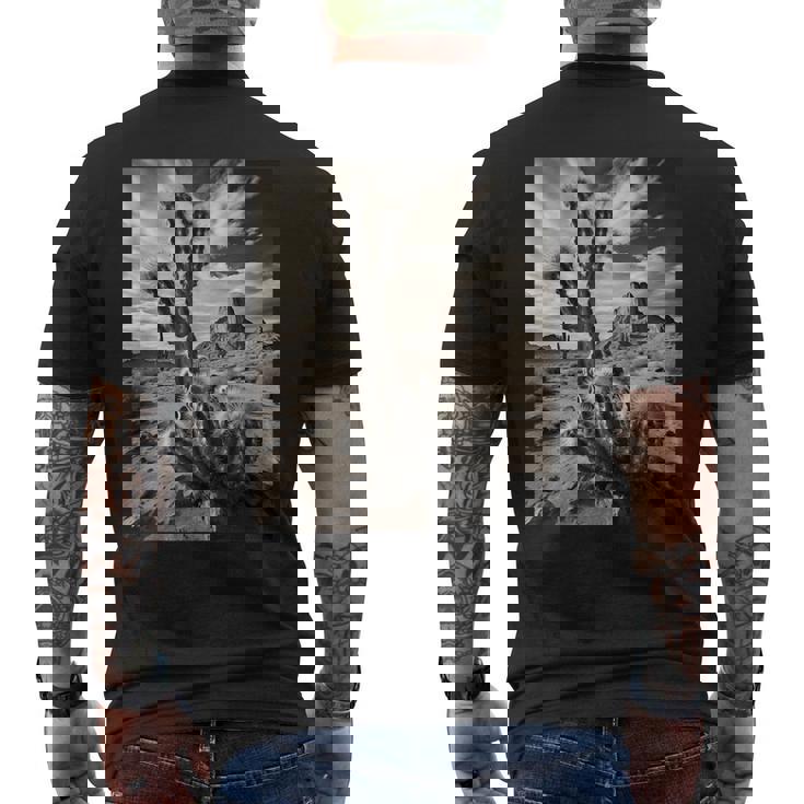 砂漠のサボテンのモノクロ写真 メンズTシャツ バックプリント