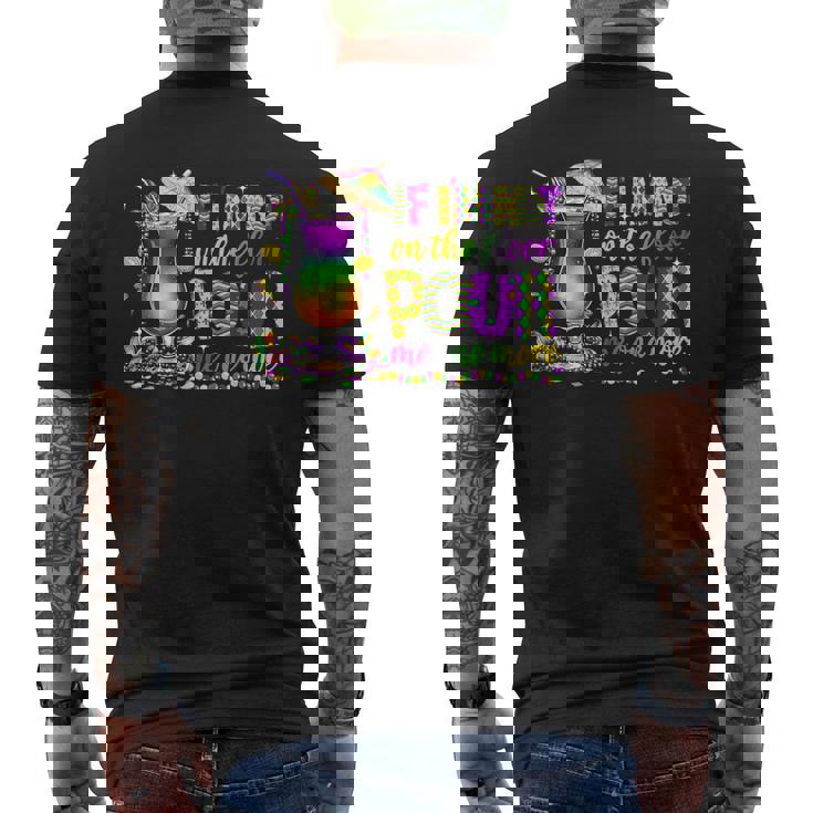 私が床にいないなら、マルディグラ（2025）をもう一杯注いでください メンズTシャツ バックプリント
