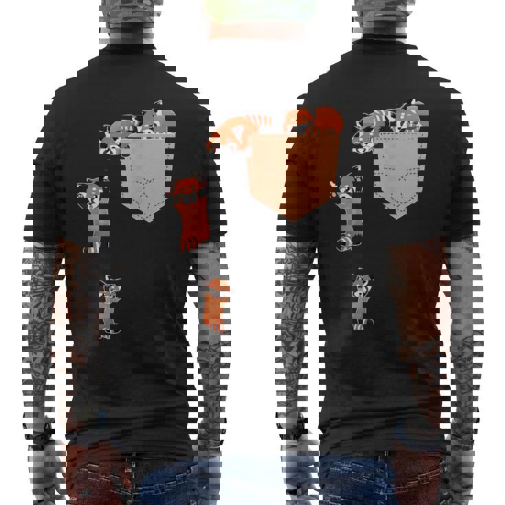 私のポケットファニーで家族のレッドパンダ メンズTシャツ バックプリント