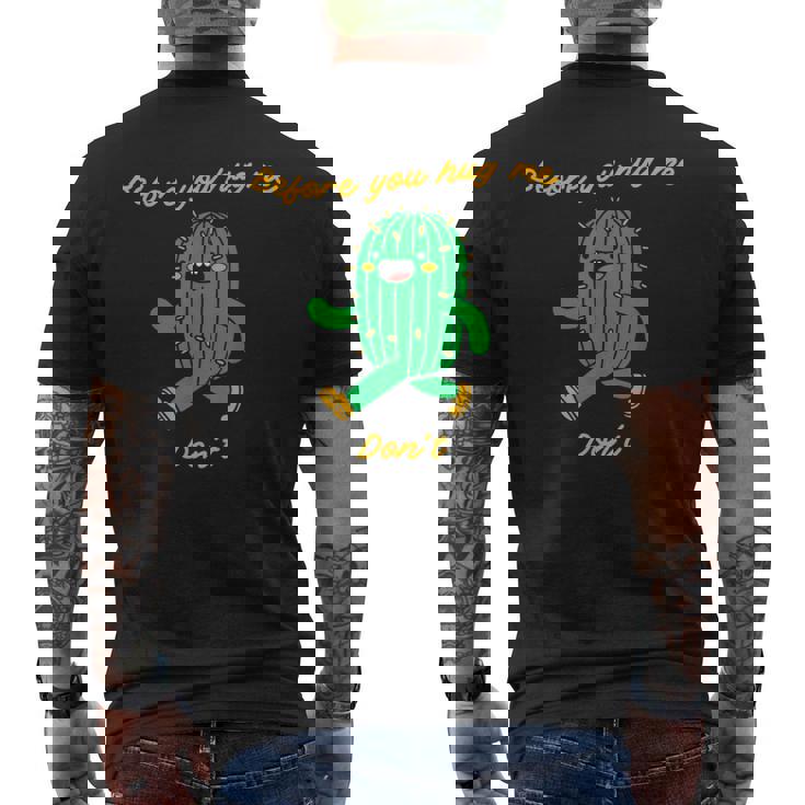 私を抱きしめる前にしないでください メンズTシャツ バックプリント