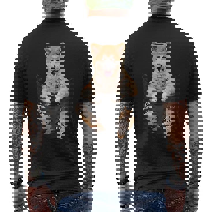 秋田愛好家のためのポケットの中の面白い秋田犬 メンズTシャツ バックプリント